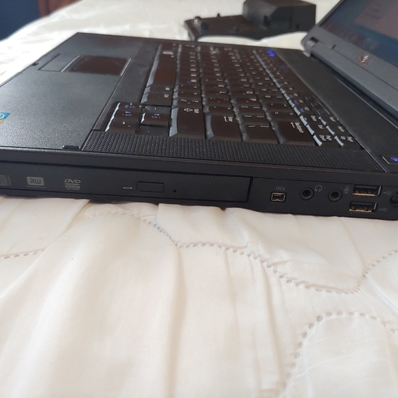 Dell E5500 laptop and charger and docking station - Picture 6 of 11